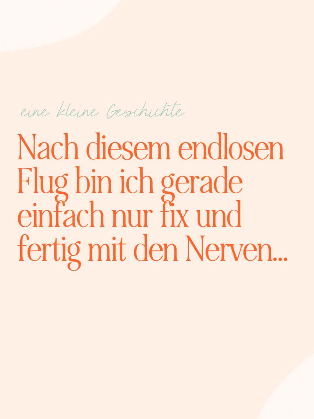 Um 6 Uhr morgens in Bangkok gelandet und ich sag’s euch wie es ist: 

Nach diesem endlosen Flug war ich einfach nur fix und fertig mit den Nerven. ✈️

Wer schon mal eine Nacht am Flughafen durchgemacht oder einen Anschlussflug verpasst hat, weiß genau, dass man irgendwann an einen Punkt kommt, an dem man einfach nur noch ankommen will.

In meinem Kopf gab es nur noch dieses eine Bild: der kühle Pool, in den ich so gerne springen wollte.

Es ist doch Wahnsinn, wie sehr einen so ein Weg zwischendurch fertigmachen kann, wenn eine Hürde nach der anderen kommt.

Aber dann stehst du endlich am Ziel, springst ins Wasser und merkst, wie der ganze Stress der letzten Stunden mit einem Mal von dir abfällt. 

Manchmal brauchen wir genau dieses Chaos am Anfang, um die Ruhe am Ende so richtig wertschätzen zu können. 🙌🏻

Jetzt, wo ich die laute Stadt unter mir sehe und endlich tief durchatmen kann, fühlt sich alles genau richtig an.

Was war eure bisher schlimmste Reise-Story, die am Ende aber doch noch gut ausging? Schreibt es mir in die Kommentare! 👇
