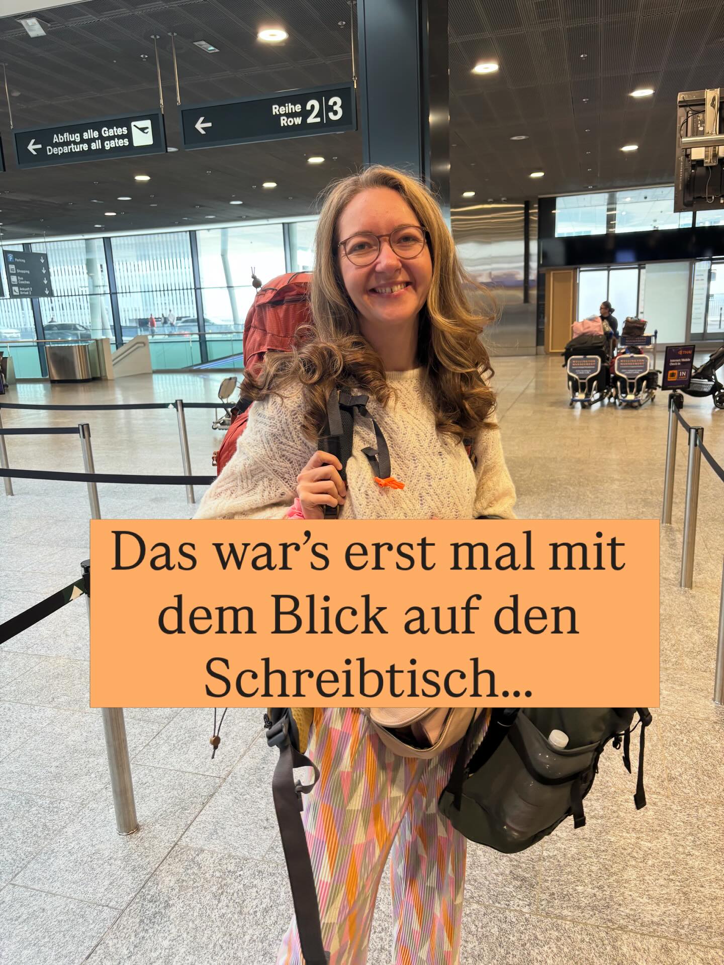 Das war’s erst mal mit dem Blick auf den Schreibtisch. 

Der Rucksck ist endlich zu und ich kann euch gar nicht sagen, wie gut sich dieses Gefühl gerade anfühlt. 👌🏻

Nachdem gestern in meiner Story ja schon wild spekuliert wurde, ob ich jetzt eher die Sonnencreme oder doch die Wanderschuhe eingepackt habe, mache ich dem Rätselraten heute ein Ende. 

Es war so lustig zu sehen, wie unterschiedlich eure Tipps waren 🌴🥾☀️

Manche waren sich felsenfest sicher, mich am Strand zu sehen, während andere mich im Kopf schon auf den nächsten Berggipfel geschickt haben.

Ich brauche diesen Trip jetzt einfach mal, um den Kopf richtig auszuschalten und mal wieder tief durchzuatmen. 

Wer mich kennt, weiß, dass ich diese kleinen Auszeiten brauche, um danach wieder mit voller Energie am Start zu sein. 🙌🏻

Schaut jetzt mal in meine Story rein. Dort löse ich alles auf und nehme euch direkt mit an den Ort, an dem ich heute Morgen gelandet bin. ✈️🌍